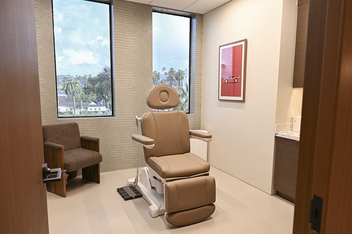 Medical exam room with chair and windows.